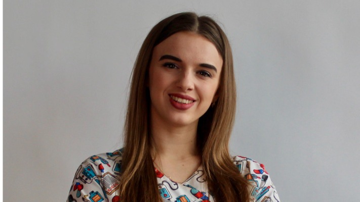 Қаншық ер адамның шарларын бұрап жіберді